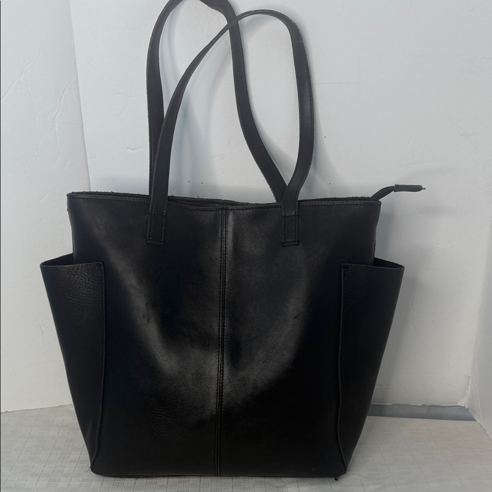 Duluth Trading Co. Black Leather Tote Bag Shoulder Straps Zip Closure Pockets